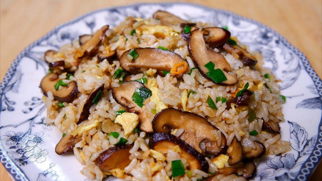 Этот жареный рис с грибами шиитаке невероятно вкусный и ароматный :: вкусная еда