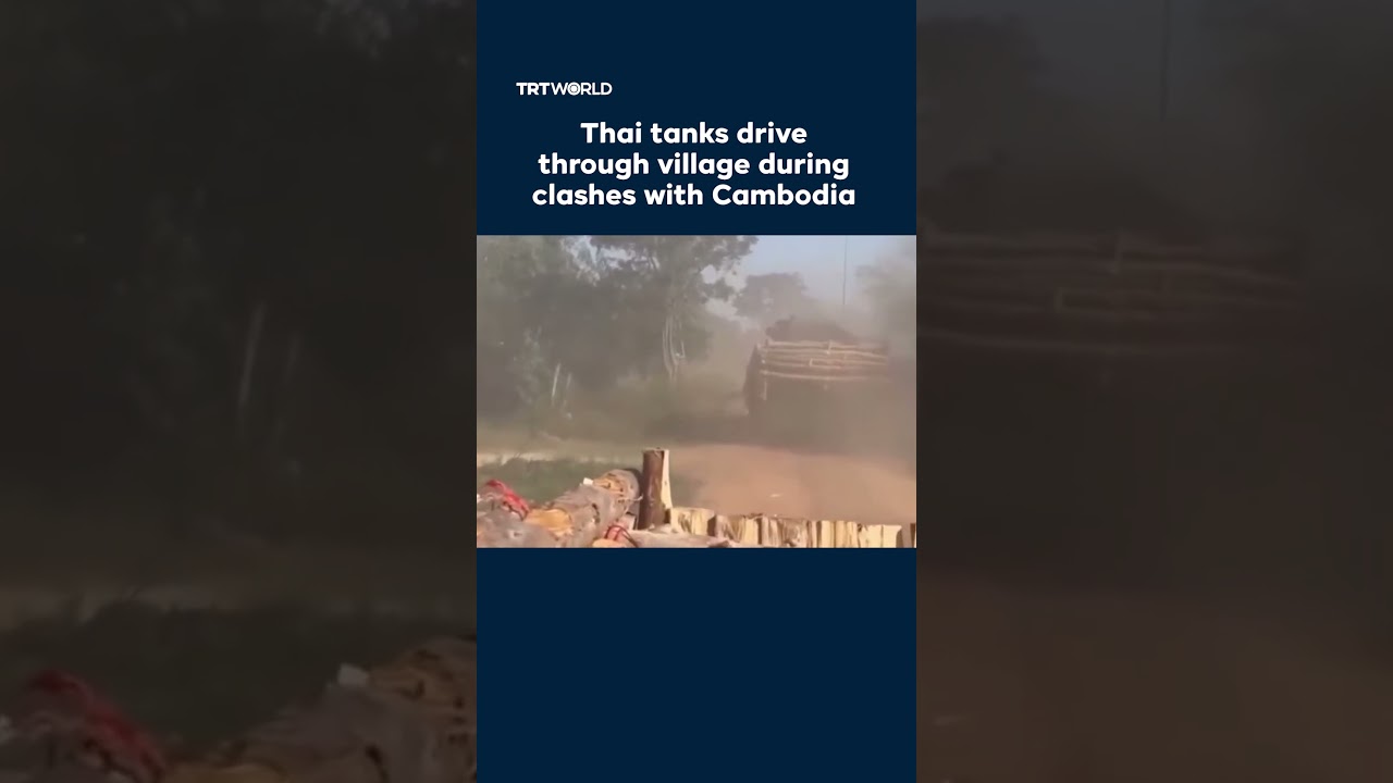 Тайские танки проезжают через деревню во время столкновений с Камбоджей.