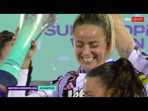 Video La Juventus alza al cielo la Supercoppa Italiana femminile: la premiazione
