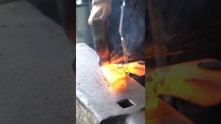 Why Did Blacksmiths Only Add Steel to the Edge of the Axe? #blacksmith #traditional