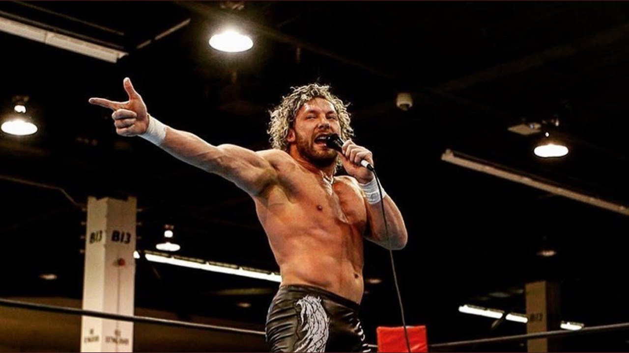 Kenny omega firma con aew.