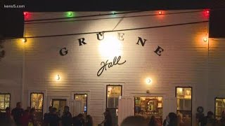 Country music superstar garth brooks rocked historic gruene hall as
part of his dive-bar-across-america tour on monday.