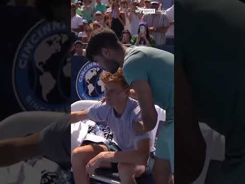 Video L'abbraccio di Alcaraz per Sinner dopo il ritiro in finale a Cincinnati