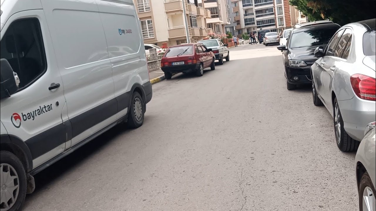 ÇOK DAR ALANLARA PARK ETMEK DAR SOKAKLARDA. İKİ ARAÇ ARASINA PARALEL PARK