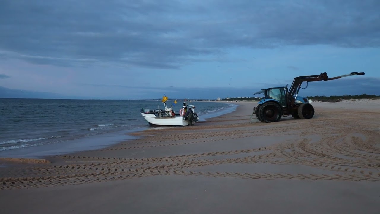 Fiskebåt sjösätts vid Algarve