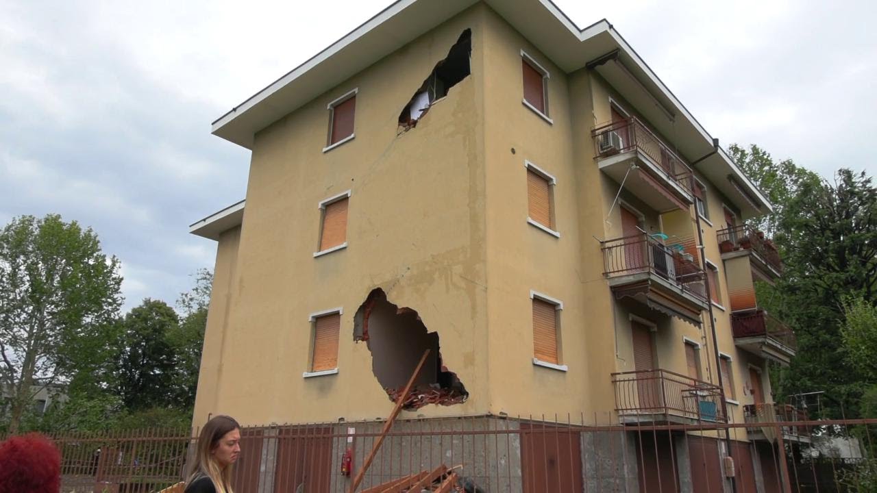Maltempo a Seregno, sventrata la facciata di una palazzina