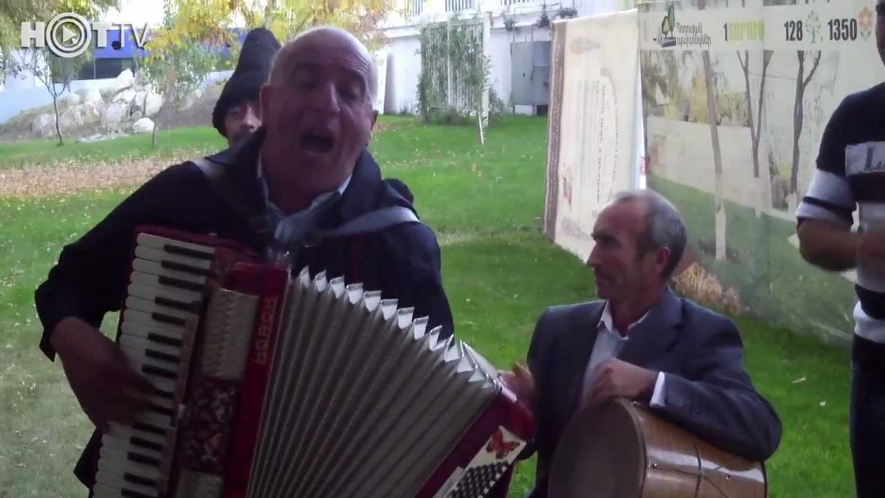 Ուրախ հայկական կատարում Սիրահարների այգում