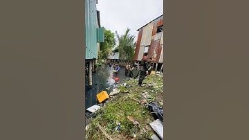 Những bạn trẻ không ngại ngâm mình xuống kênh rạch vớt rác 🌍 #cleanup #saigonxanh #sgx