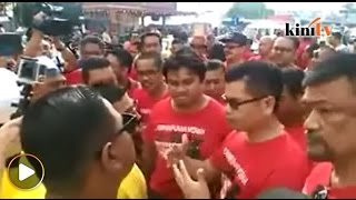Aksi Jamal rampas bendera BERSIH 5, suasana bertukar kecoh