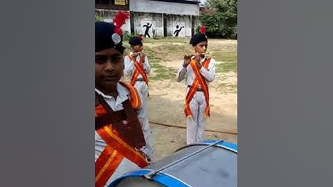 वार्षिक निरीक्षण के दौरान श्री दिनेश पाल सिंह के निर्देशन में घोस बजाते विद्यालय के छात्र