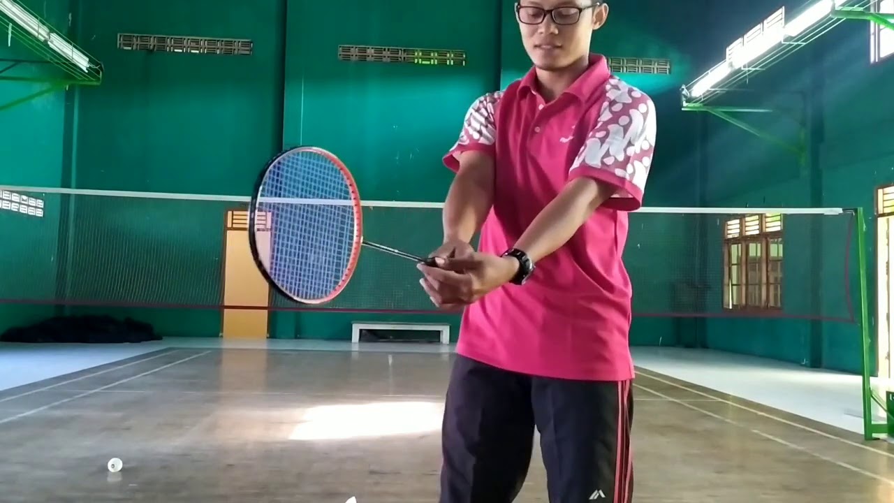 Permainan Raket TEKNIK DASAR CARA MEMEGANG RAKET DALAM PERMAINAN BULUTANGKIS - YouTube