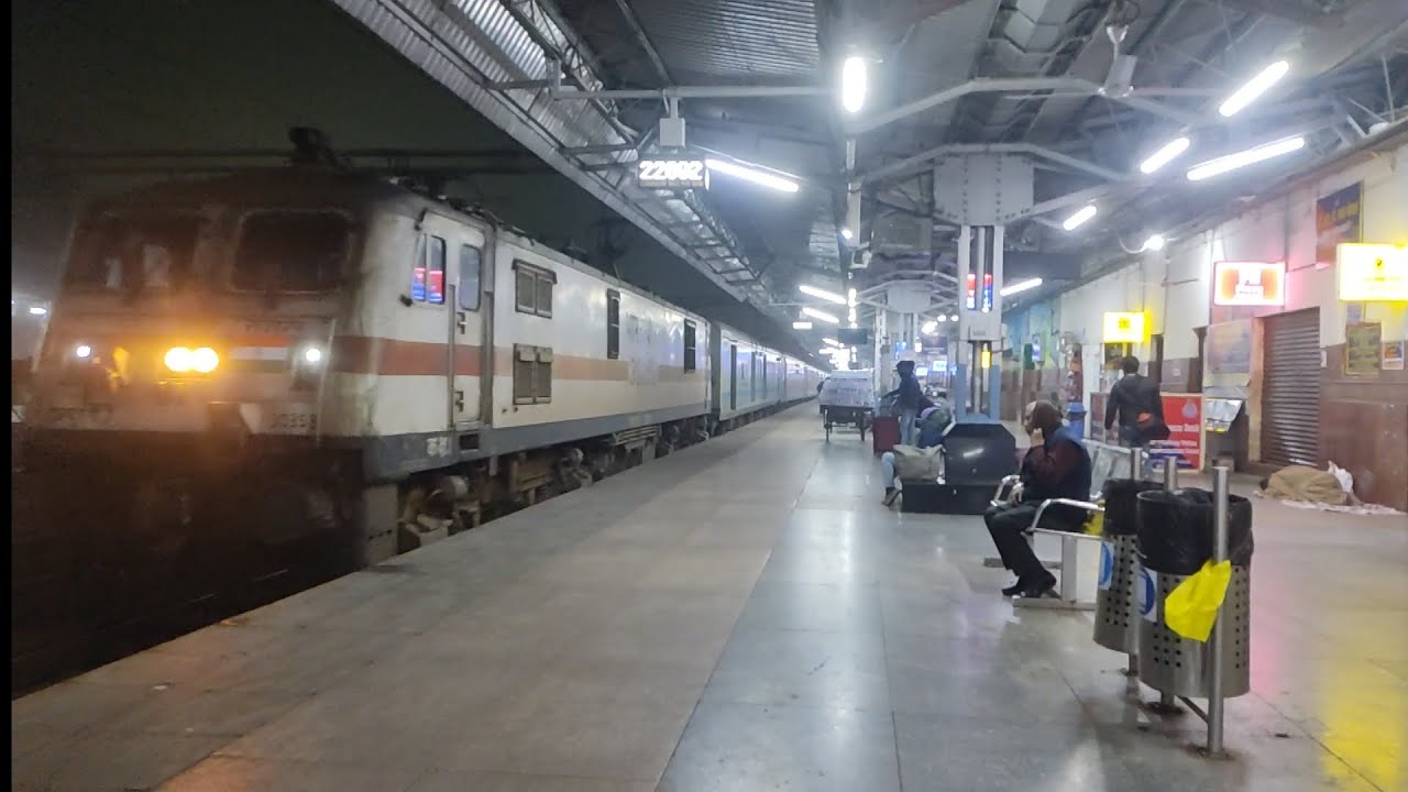 Legendary 22692 New Delhi Bengaluru Rajdhani Express arriving Bhopal.JN ...