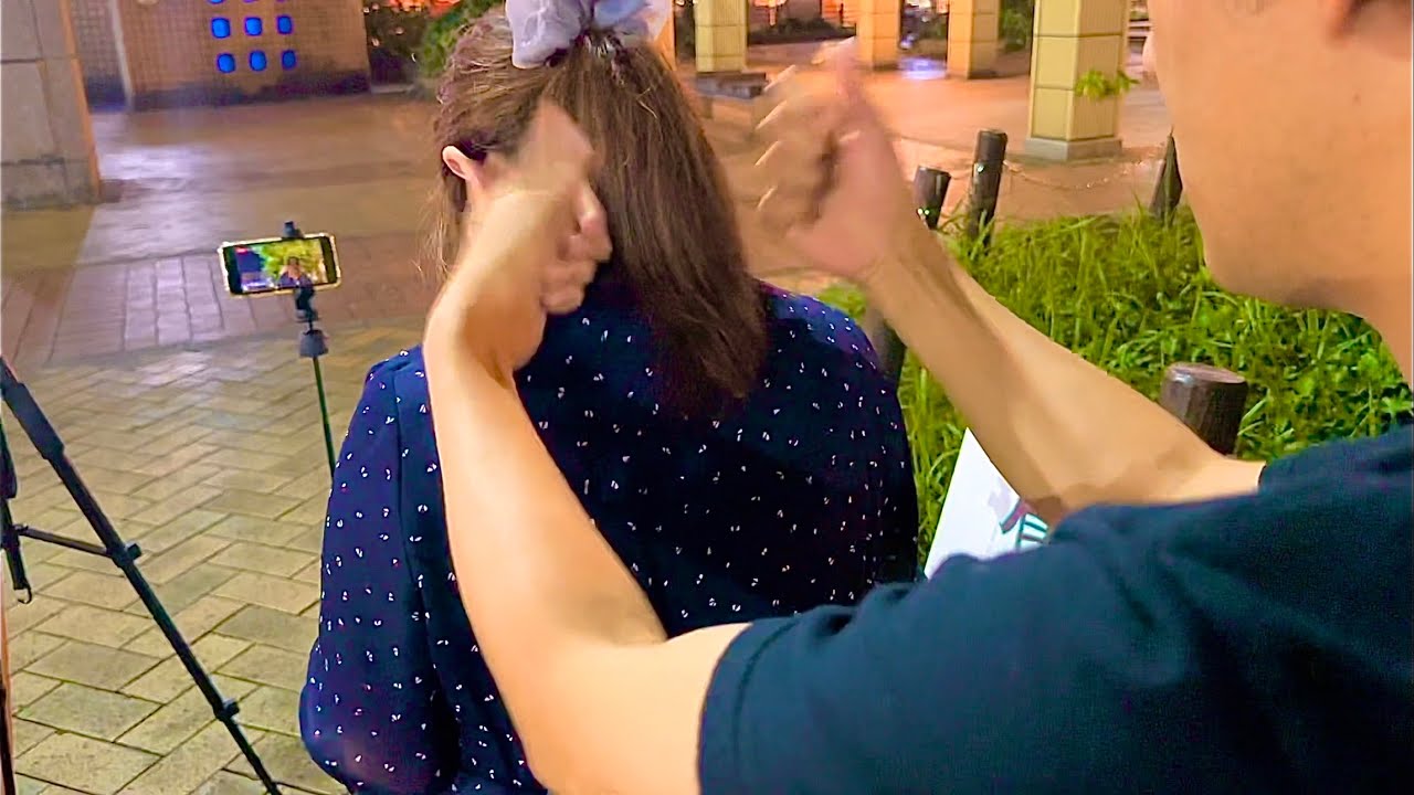 Уличный массаж методом постукивания, сборник приятных звуков постукивания по плечу.