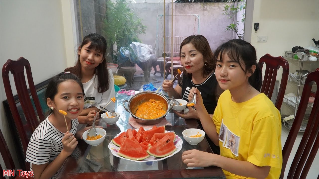 Làm Món Bánh Gạo Tokbokki Phô Mai Siêu Cay Ăn Cùng Dưa Hấu Mát Lạnh - Gia Đình Vui Vẻ - MN Toys