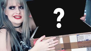 My Mum Sent Me A Mysterious Box? 📦🤔