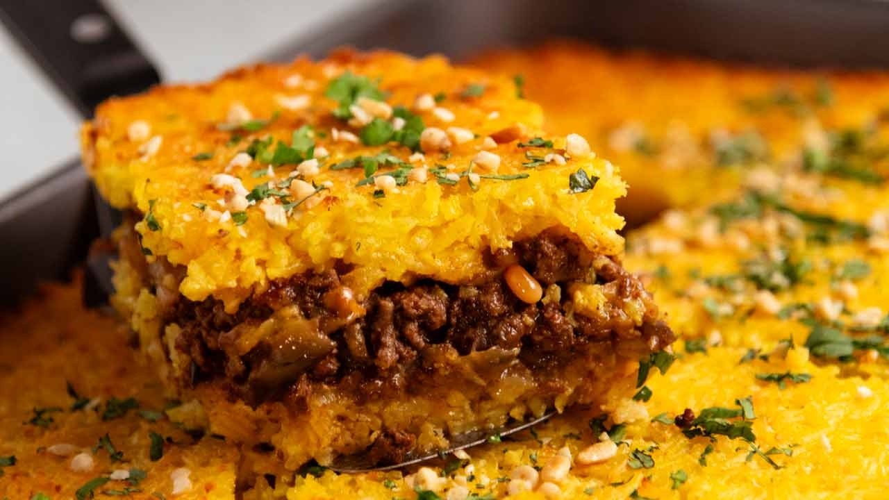 Запеканка из золотистого риса с шафраном и мясом, приправленным специями бахарат.