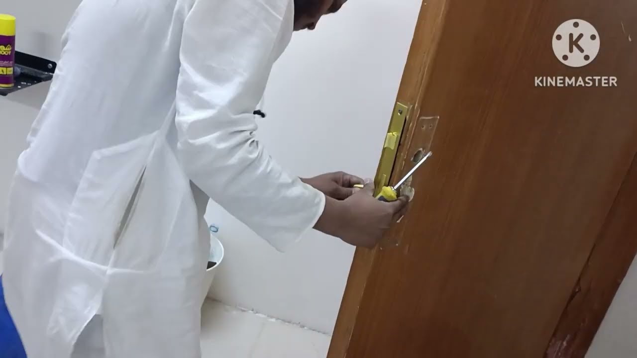 aluminium door lock kaise lagane /door lock kaise lagaen YouTube