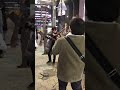 韓国新村にて バイオリンとギターによるLiveパフォーマンスをやっていました。 なかなかノリの良い、良い感じの演奏で上手と思いましたね!