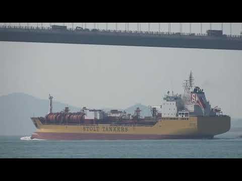 Oil Tanker《Stolt Surf》Crossing the Tsing Ma Bridge in HK 20260118_C0015