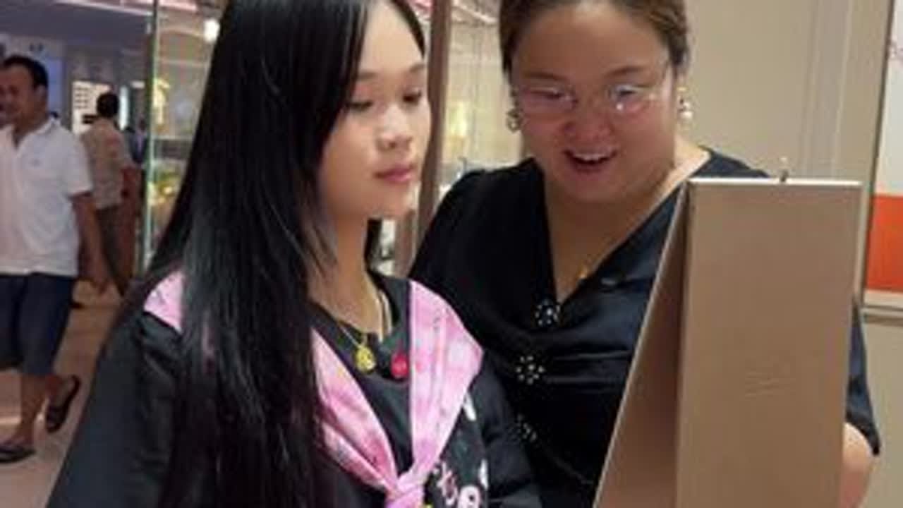 小儿子带女朋友回家，没想到她一大早就把家里收拾的干干净净，还把早餐做好给我，我决定给她一个见面礼，也不知道这个女孩怎么样！