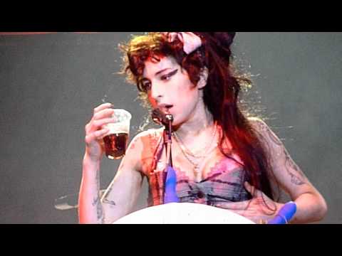 Amy Winehouse singing Rehab at Bestival 2008 drunk