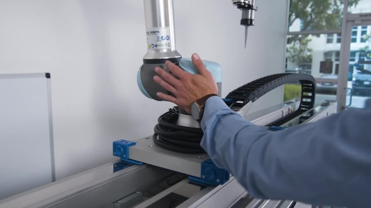 Movotrak Cobot Transfer Unit: The First Collaborative 7th Axis (brief)