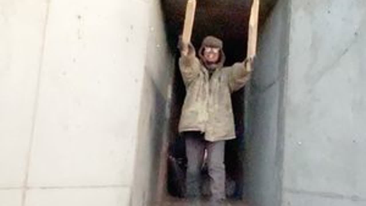 冬季骑行可可西里由于没水做饭吃了一点零食，饿的前胸贴后背，在唐古拉山镇附近桥洞和面做饼吃！