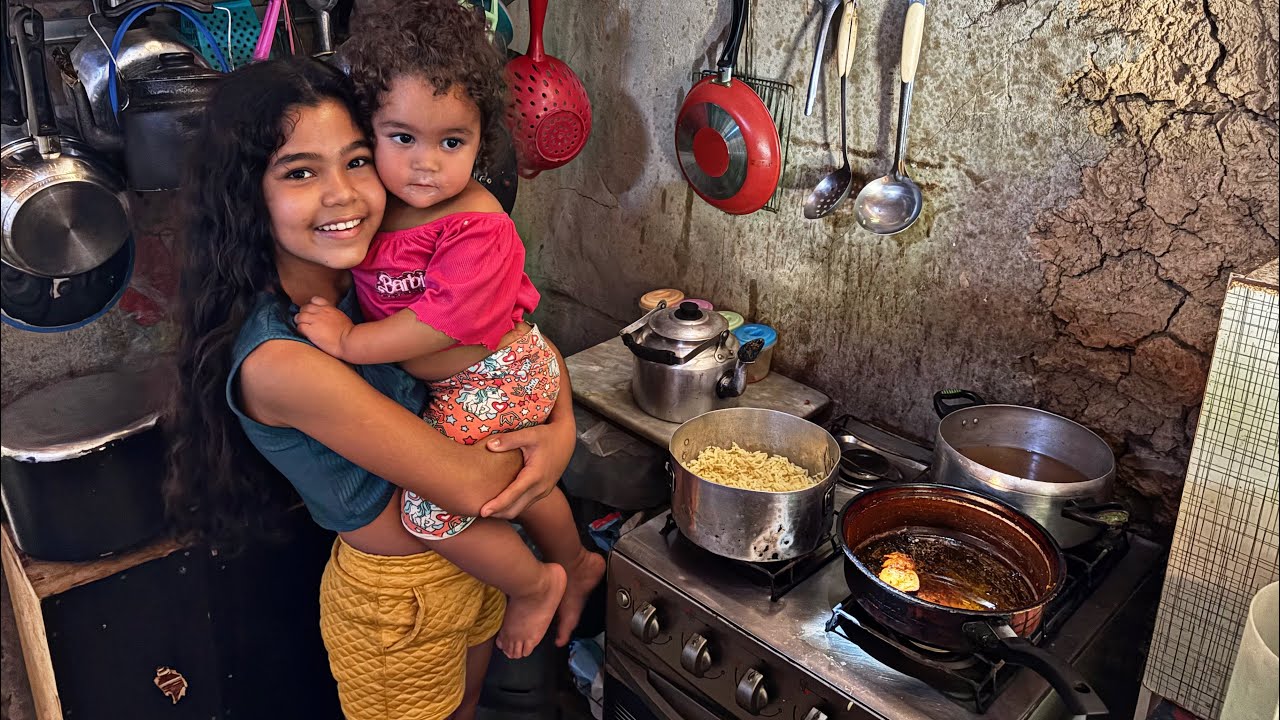 COSMA VAI TRABALHAR E LARISSA DE 12 ANOS FAZ O ALMOÇO E ARRUMA A CASA