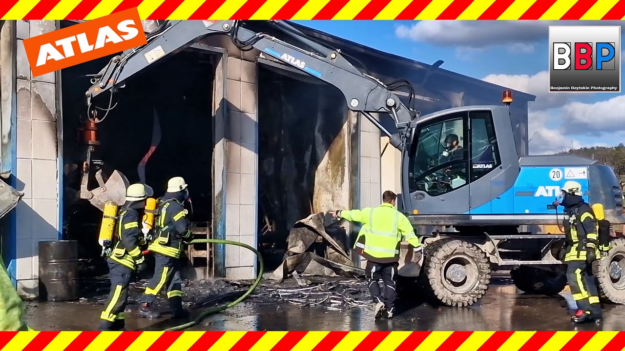 Atlas 150W - Brandschutt ausräumen bei Großbrand, Schorndorf-Miedelsbach, 14.03.2022.