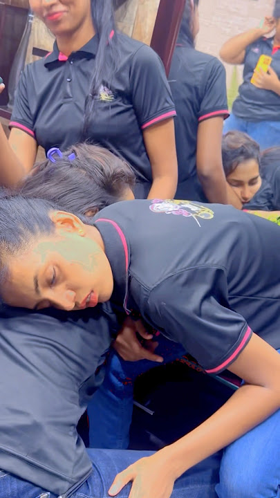 වැටුන වැටුන තැන නින්ද යන ඩයල් ඉන්නවද ඔයාලටත්...😃😃