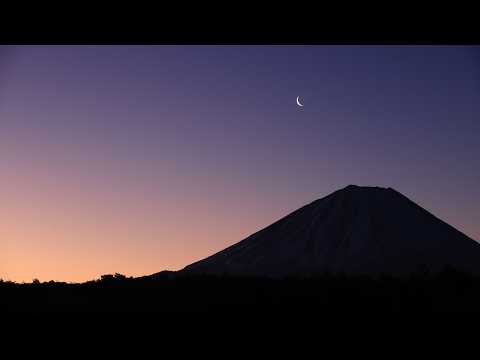 明け方の細い月と富士山｜新月前の静かな朝景【Japan 1 Minute Travel】A Waning Crescent Moon over Mt. Fuji