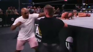 مايك تايسون يضرب لاعب مصارعة بشكل حقيقي