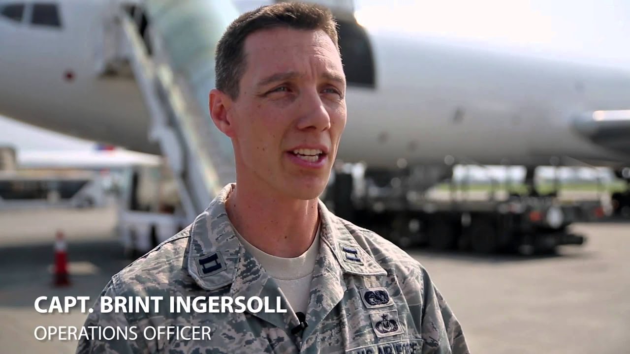 U.S. Airmen and Nepalese Soldiers unload aid for Nepal