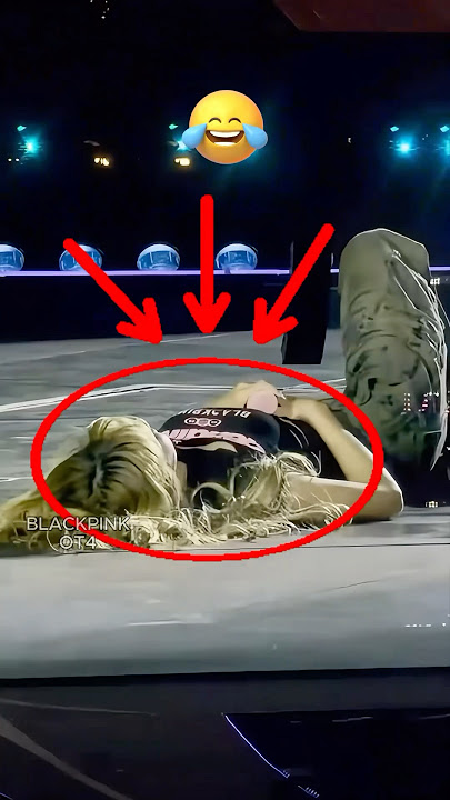 Lisa exhausted while carrying Jisoo!!😂🤣 #blackpink #kpop #jennie #rose #jisoo #lisa