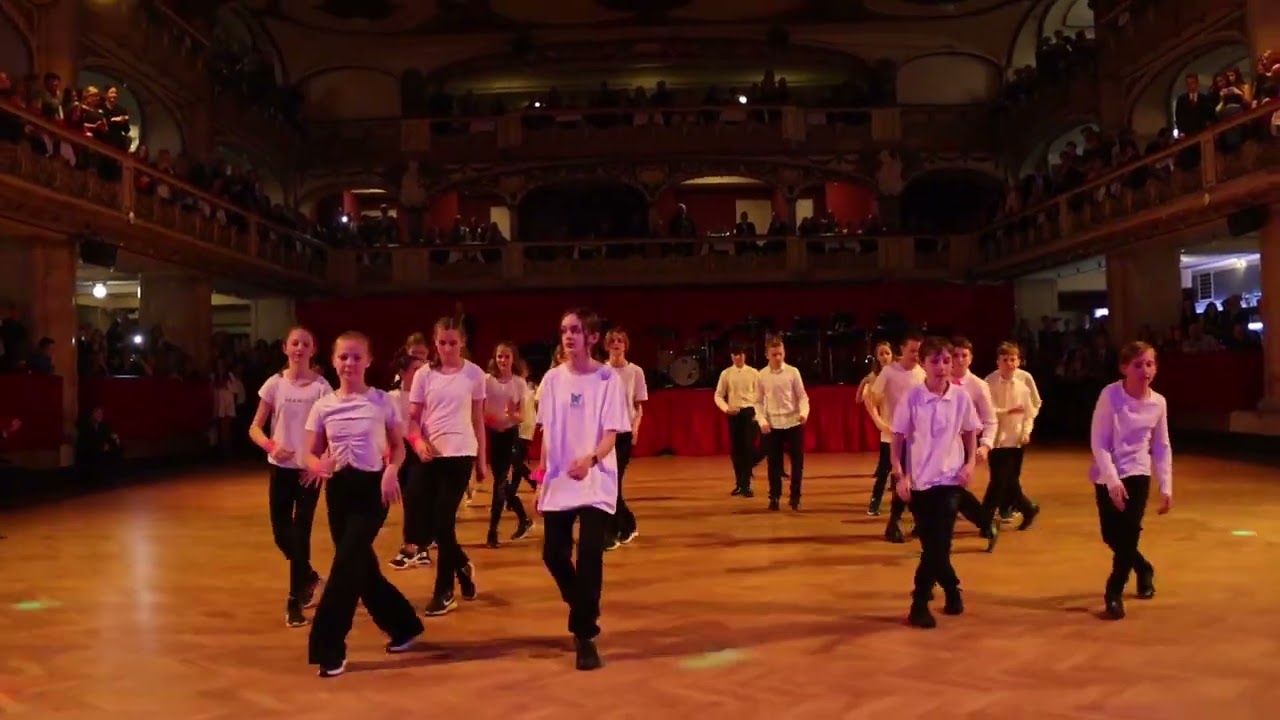 Ples 2023 | Předtančení 1. F