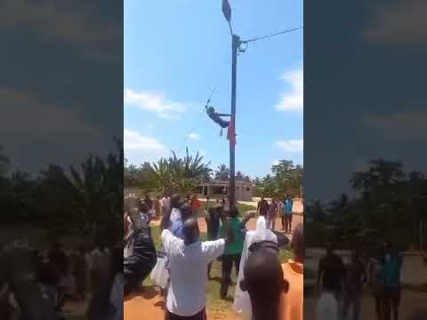 Spiderman de Moçambique arranca a bandeira da frelimo em 1min no poste.😂