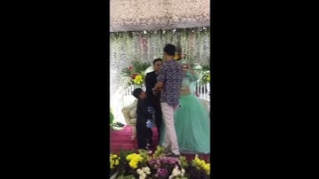 Nekat Pria ini datang ke acara pernikahan sang mantan