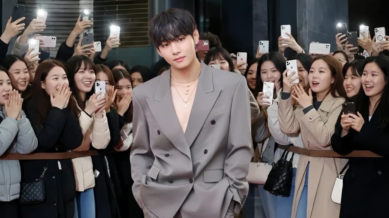 Его привлекательная, но немного нервная внешность: в этом и заключается его истинное обаяние.