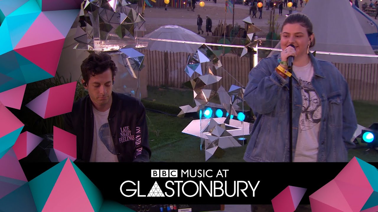 Mark Ronson performs Don't Leave Me Lonely with YEBBA in acoustic session at Glastonbury 2019