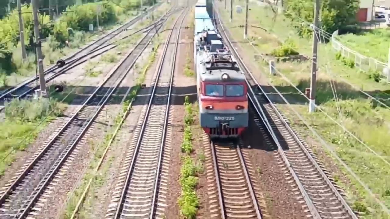 Архив 2022 года! Электровоз ВЛ10У-225 следует по перегону Орехово-Зуево-Крутое с грузовым поездом. 