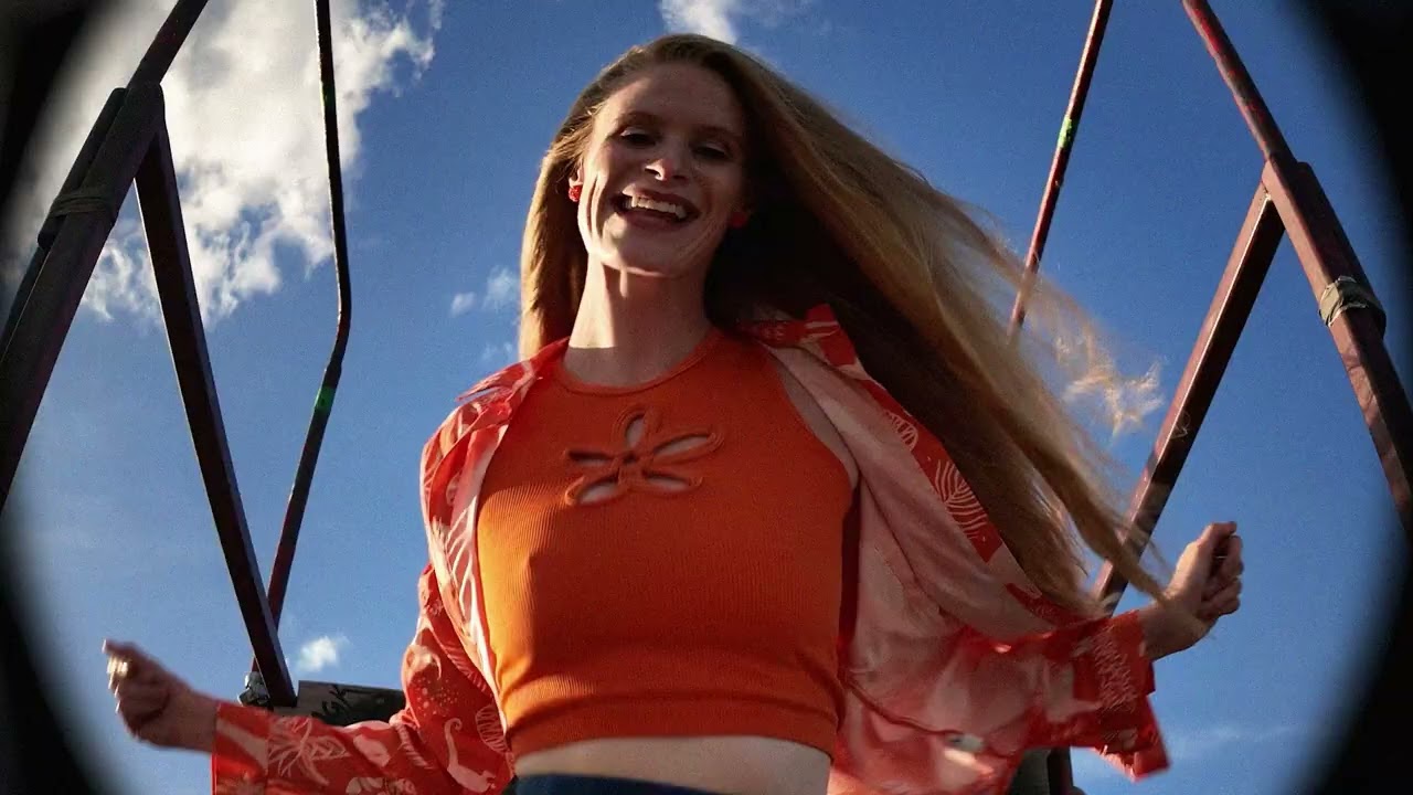 Assista a Tara Van - 'Glow'(Official Video) no YouTube Assista a Tara Van - 'Glow'(Official Video) no YouTube