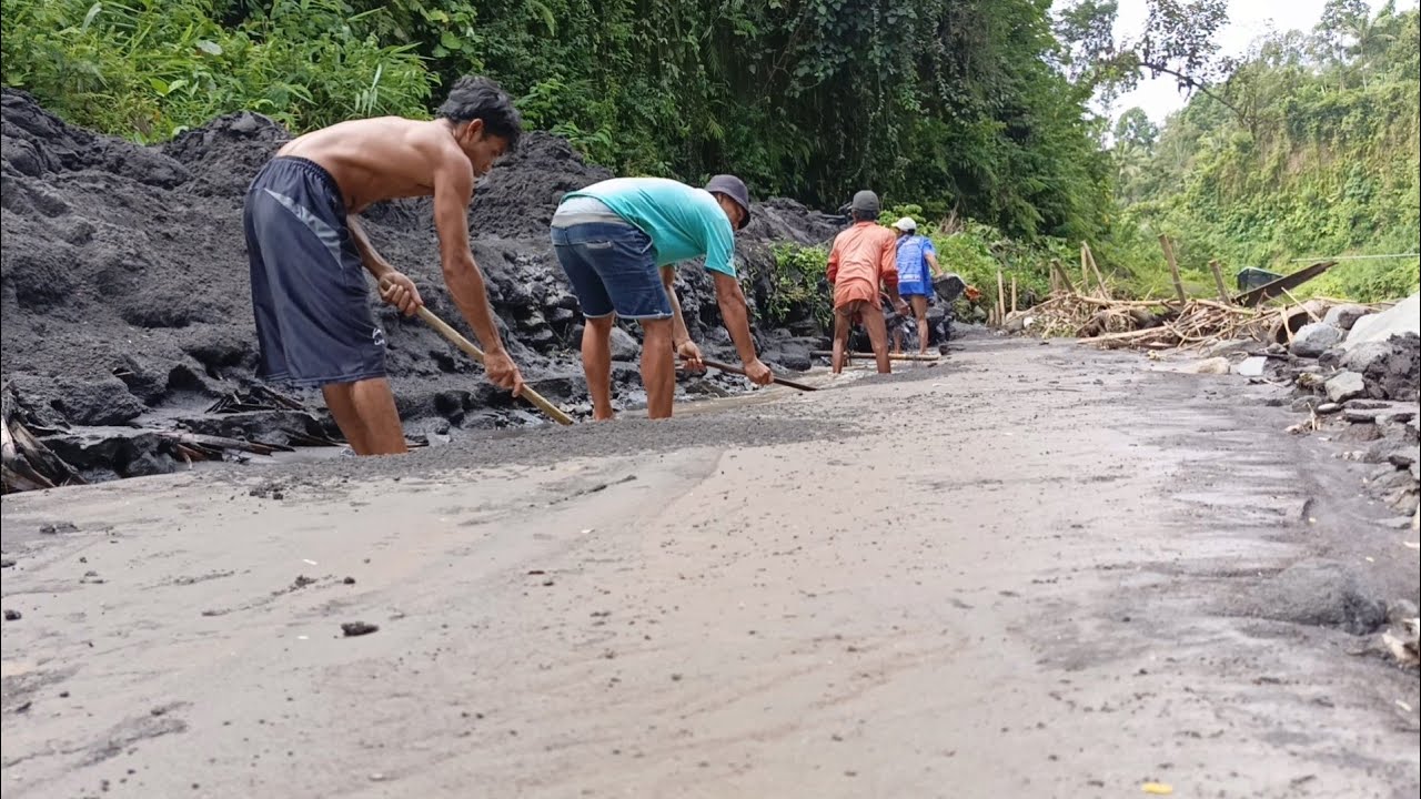 The Sand Deposits Carried By The Flood Were Dredged And Collected.