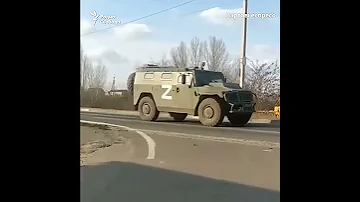 Мужчина пытается голыми руками остановить российскую военную колонну #shorts