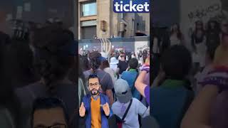 Modelo de OnlyFans busca a dueño de moto destrozada en el 8M y genera polémica