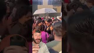 ¿Fue buena la reacción de la señora? ☂️🎶 #Reaccion  ¿Cómo hunierais actuado vosotros? 😅  muchas...