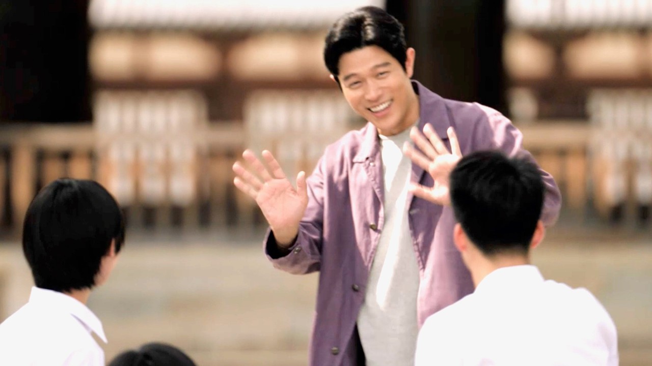 鈴木亮平、18歳以来の法隆寺！修学旅行生と一緒に集合写真も／JR東海 CM＋メイキング＋インタビュー