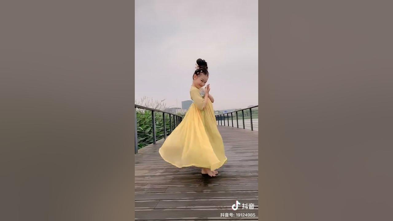 Chinese little girl dancing traditional Chinese dance: "Beauty Walk"