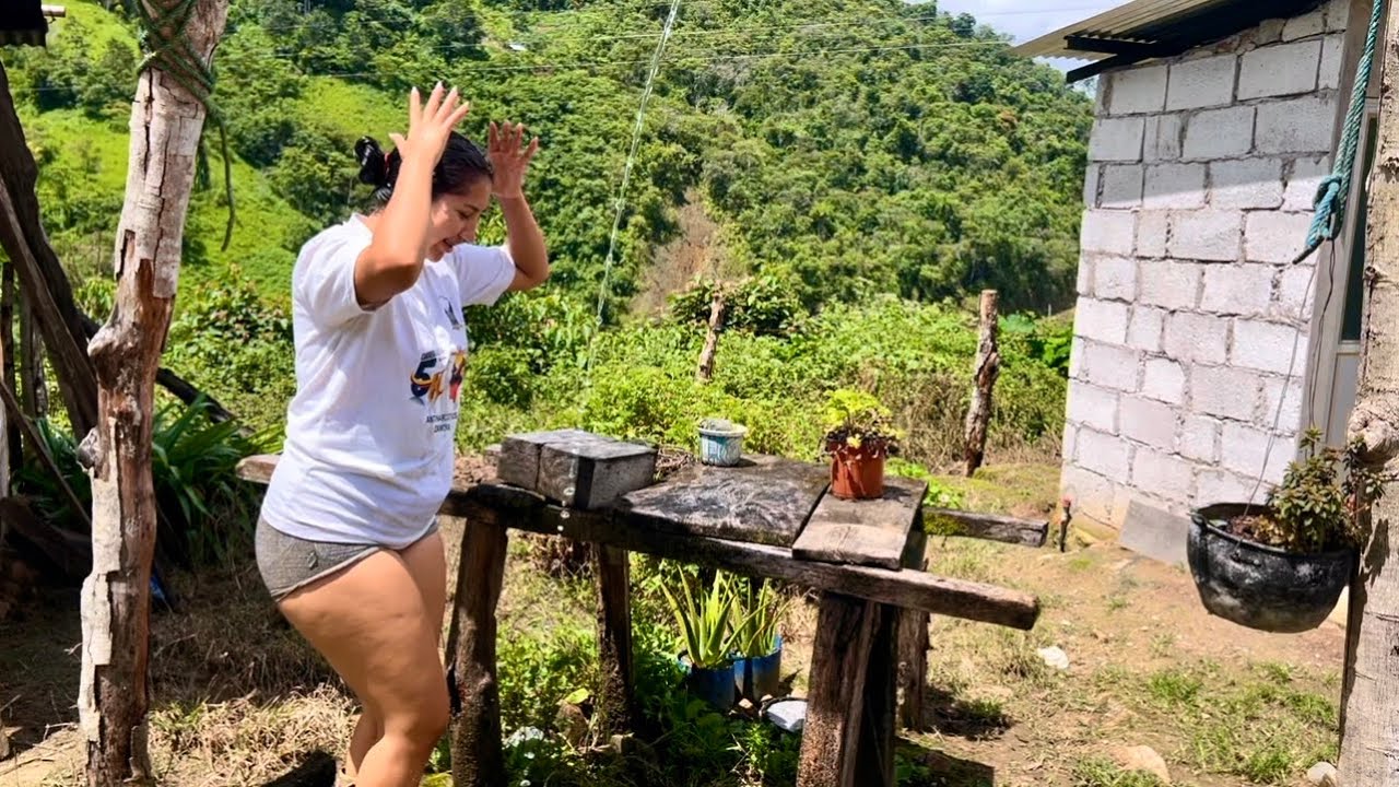 Mira como le lavo el cabello con sábila en el campo 