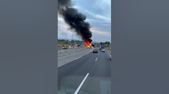VIDEO / TRAGEDIA IN TANGENZIALE: TIR SI RIBALTA E PRENDE FUOCO, MORTO L'AUTISTA