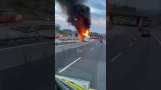 VIDEO / TRAGEDIA IN TANGENZIALE: TIR SI RIBALTA E PRENDE FUOCO, MORTO L'AUTISTA screenshot 2